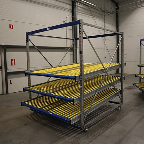 flow cart hylla med 3 st gula rullbäddar.